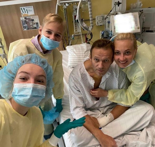 Navalny chụp ảnh cùng vợ và con sau khi tỉnh lại. Ảnh: Instagram.