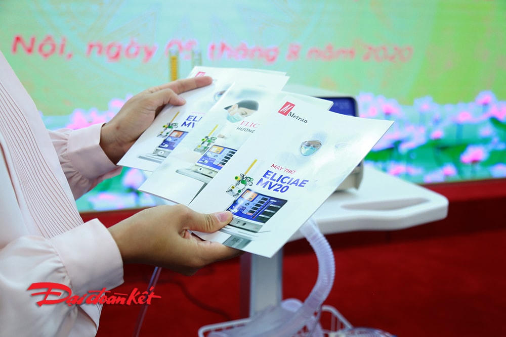 Những chiếc máy thở đều có sách giới thiệu về đơn vị sản xuất và tính năng sử dụng.