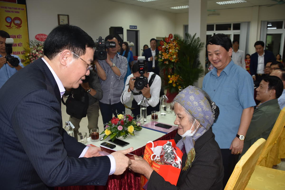 Bí thư Thành ủy Hà Nội Vương Đình Huệ tặng quà các hộ nghèo tại khu dân cư số 14.