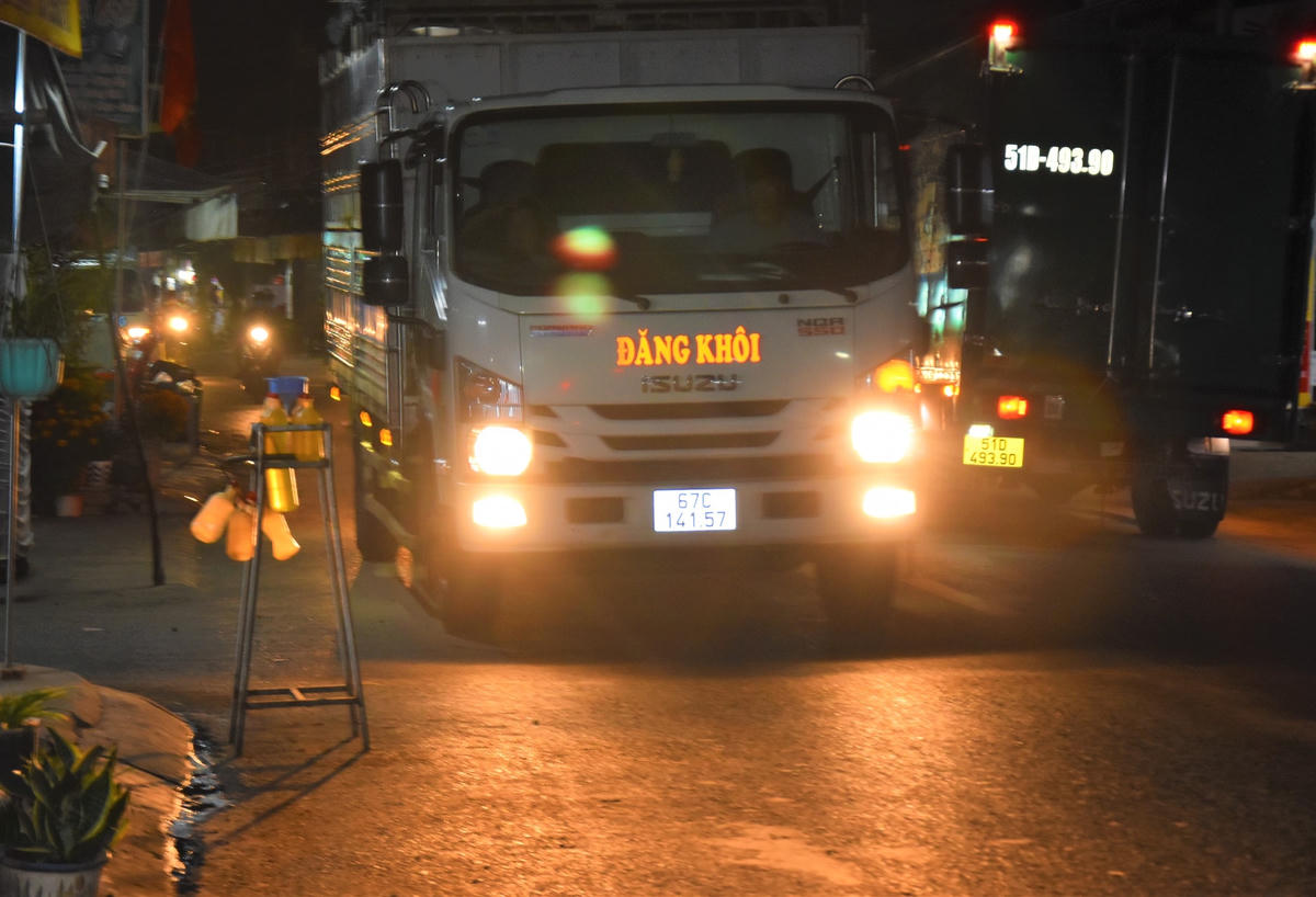 Có điểm bán xăng tự phát lấn chiếm lòng đường gây tiềm ẩn và cản trở giao thông.