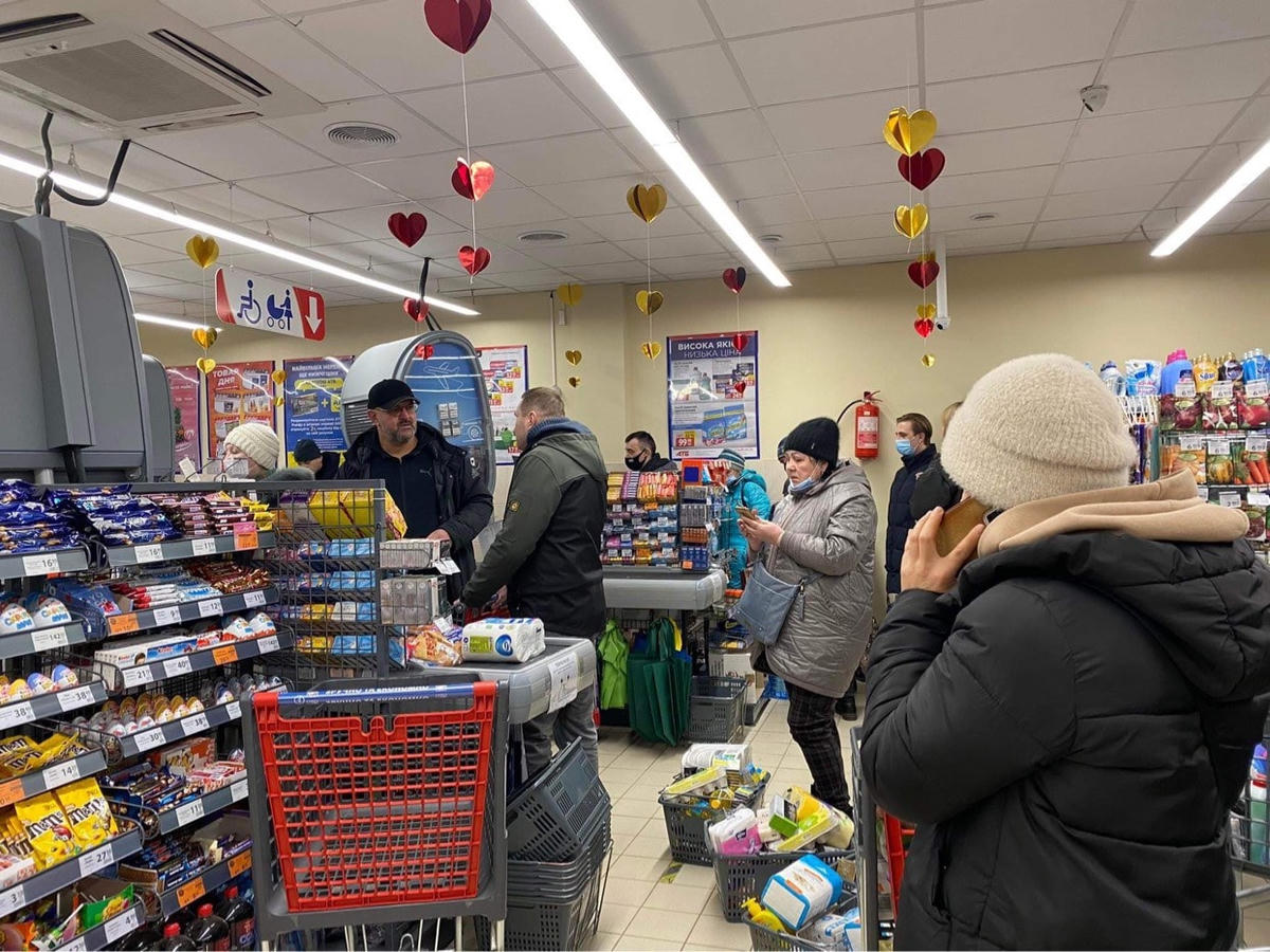 Rất đông người Ukraine đến siêu thị mua hàng.