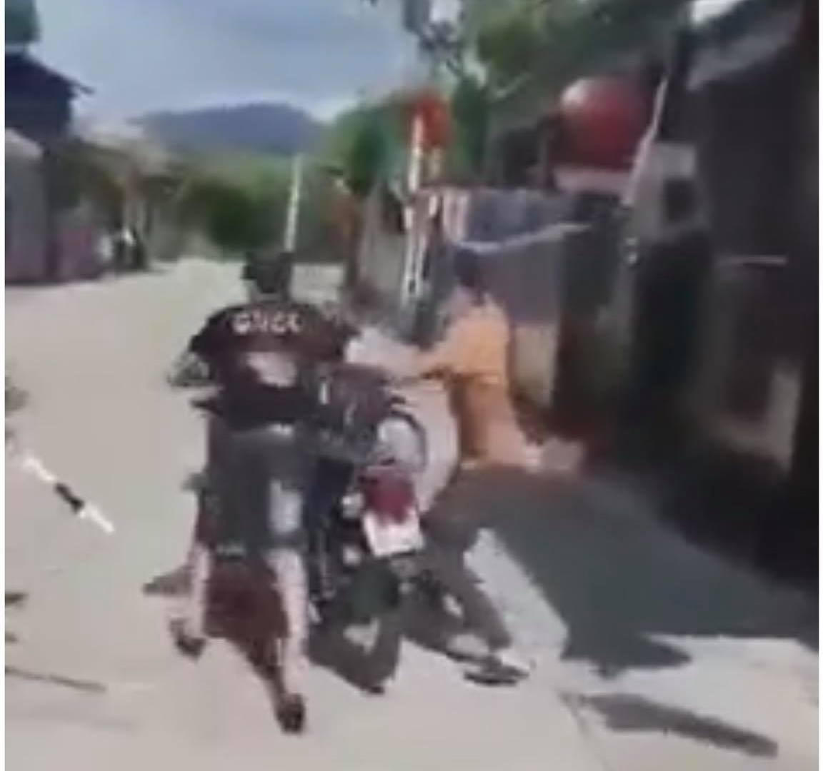 Sau khi làm loạn, 2 đối tượng lên xe bỏ chạy.