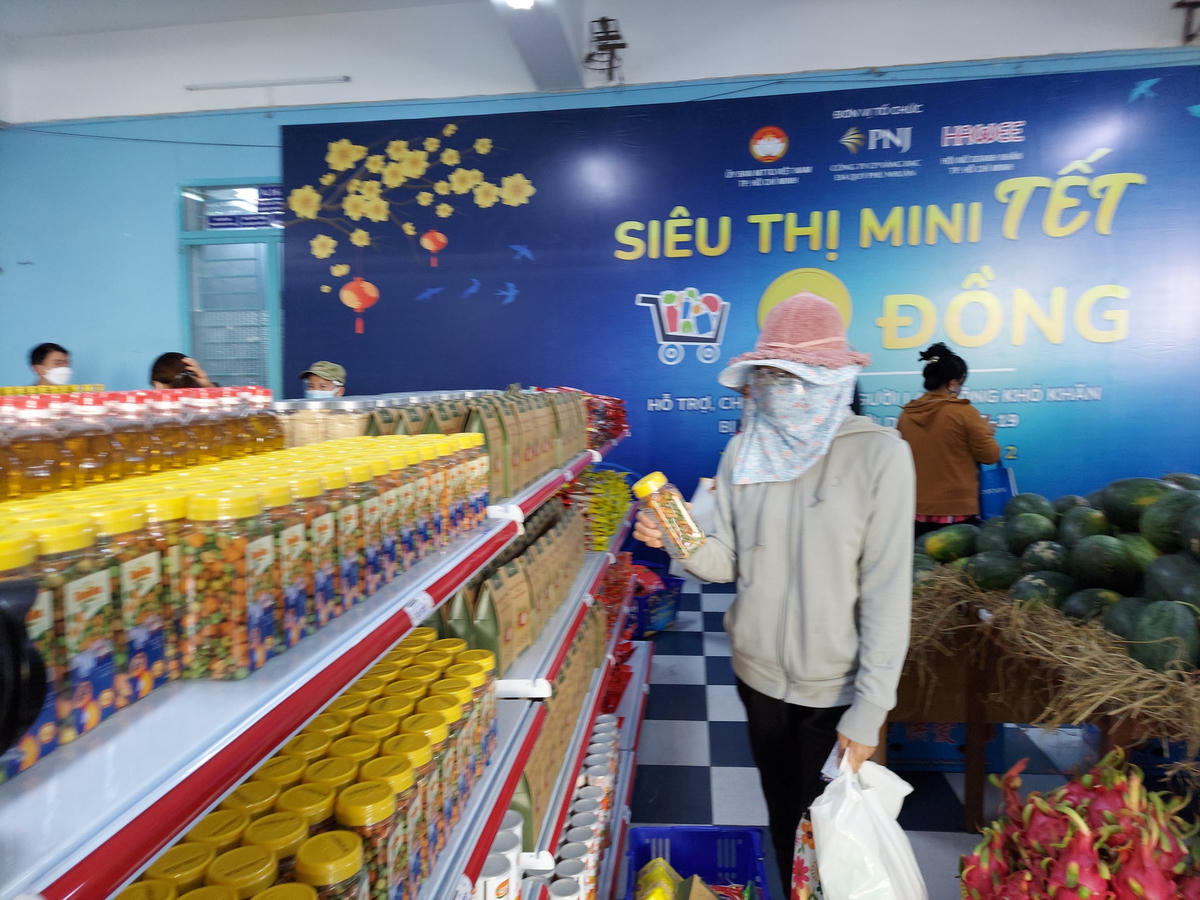 Người dân thành phố đi siêu thị 0 đồng.