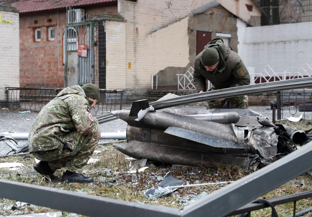Cảnh sát kiểm tra phần còn lại của một tên lửa rơi trên đường ở thủ đô Kiev, Ukraine. Ảnh: Reuters.