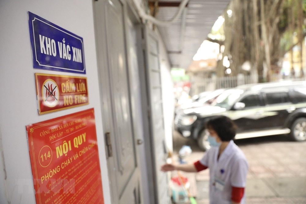 Kho bảo quản vaccine đảm bảo an toàn cho quy trình tiêm chủng tại quận Hai Bà Trưng. (Ảnh: Minh Quyết/TTXVN).