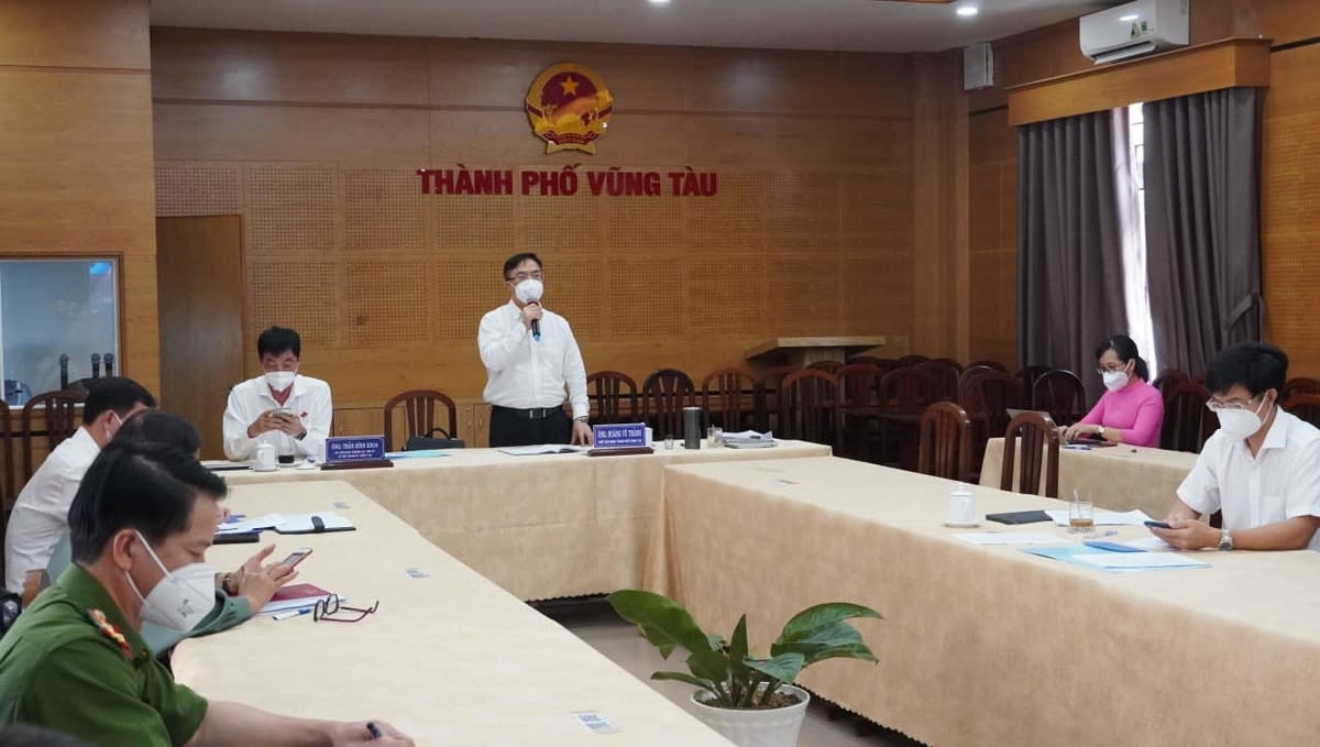 Lãnh đạo UBND TP Vũng Tàu tại cuộc họp sáng 19/7.