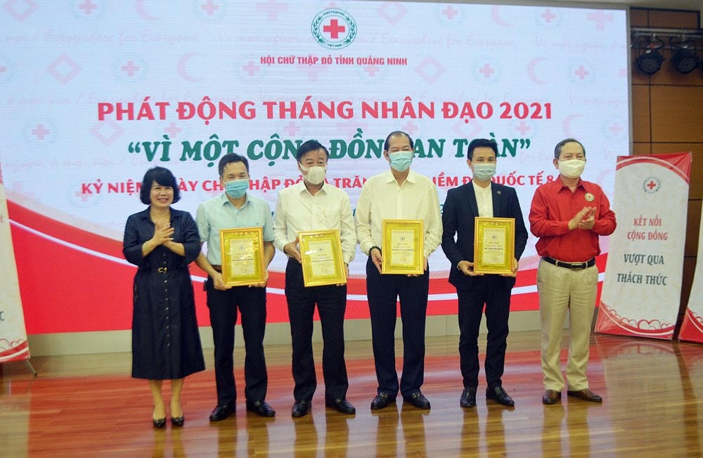 Lãnh đạo Ban Dân vận Tỉnh ủy và Hội CTĐ tỉnh trao biểu trưng ghi nhận tấm lòng vàng cho những đơn vị, doanh nghiệp, nhà hảo tâm có nhiều đóng góp trong hoạt động nhân đạo, từ thiện. Ảnh: Báo Quảng Ninh.