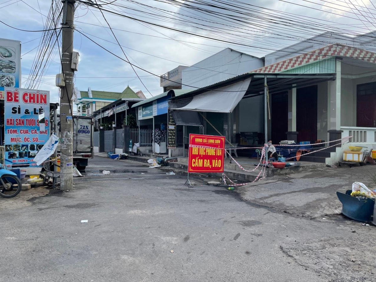 Một điểm dân cư bị phong tỏa ở xã Long Sơn. Ảnh: N.L.