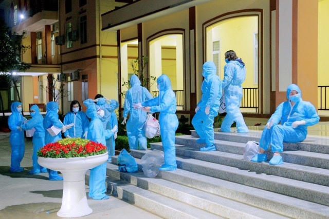 Lực lượng y tế tăng cường triển khai lấy mẫu xét nghiệm các trường hợp F2 tại xã AN Sinh, thị xã Đông Triều trong đêm 29/1.