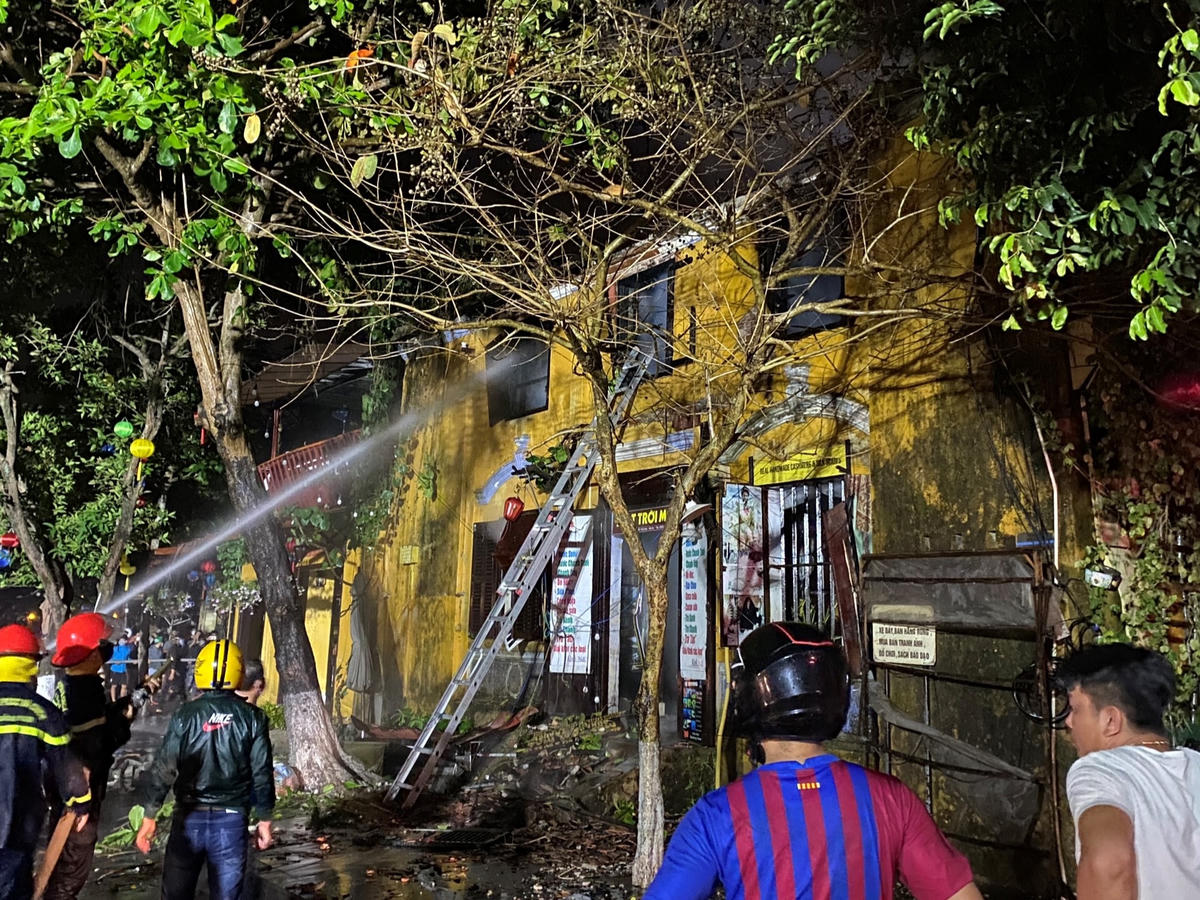 Lực lượng chức năng nỗ lực khống chế ngọn lửa ở nhà cổ số 134.