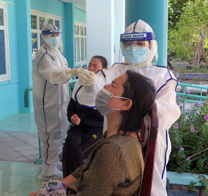 Ngành y tế Phú Yên, lấy mẫu xét nghiệm hàng ngàn người dân để truy vết.