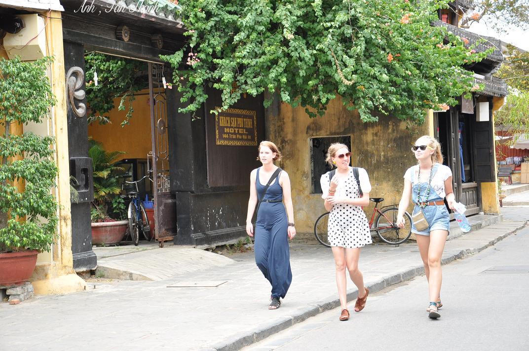 Du khách nước ngoài đến với Hội An.
