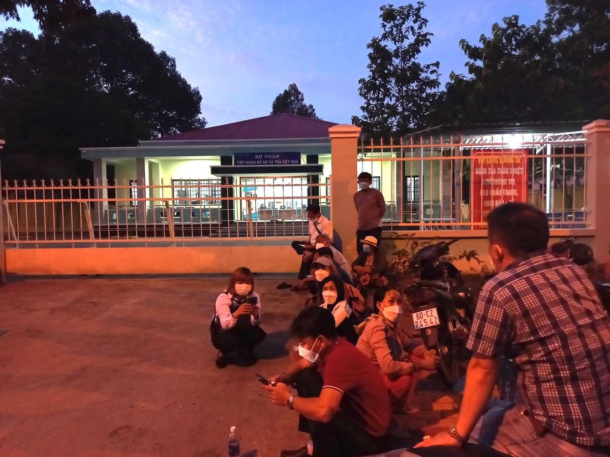 Người dân đến từ rất sớm để chờ được bốc số trước, xử lý các giấy tờ nhà đất (ảnh Sỹ Sơn).