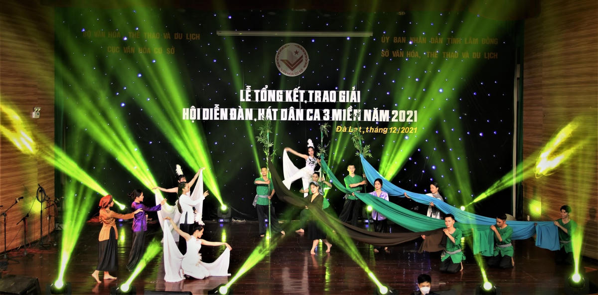 Các tiết mục, chương trình được đầu tư, dàn dựng công phu, mang đến cho người xem diện mạo trù phú của làng quê Việt Nam