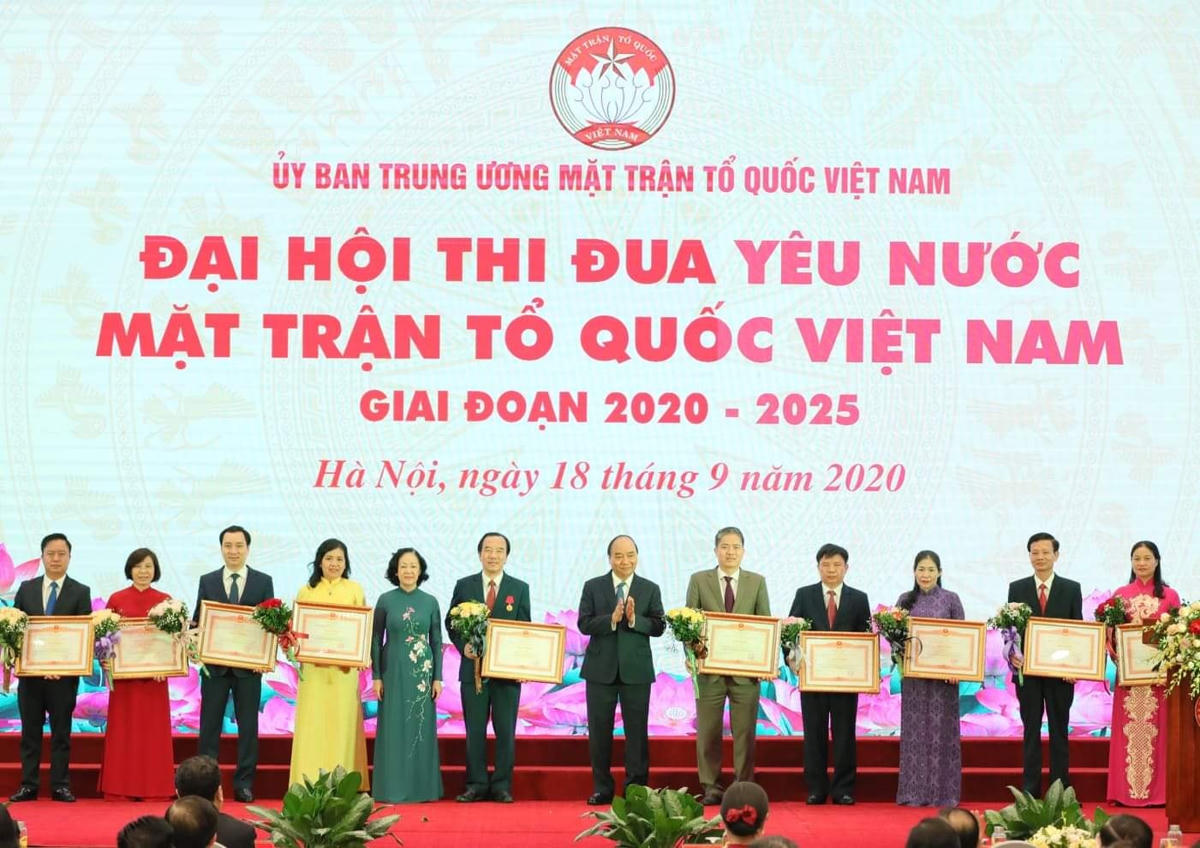 Thủ tướng trao Bằng khen của Thủ tướng cho các cá nhân xuất sắc.