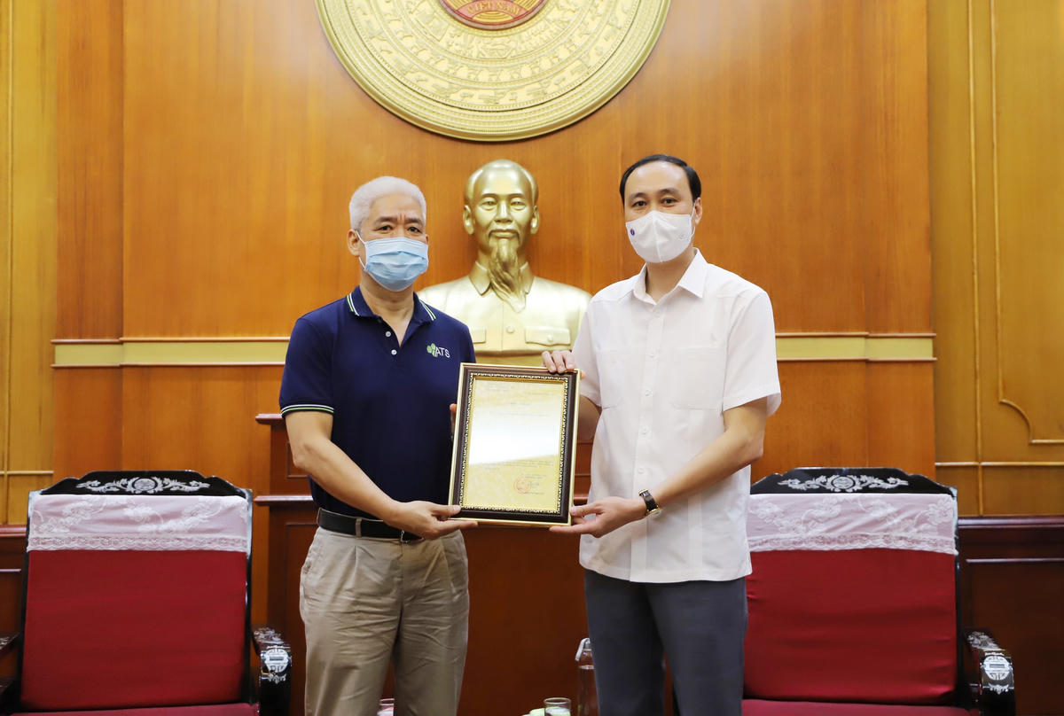 Phó Chủ tịch Phùng Khánh Tài trao thư cảm ơn Công ty Cổ phần hệ thống kỹ thuật ứng dụng (ATS).