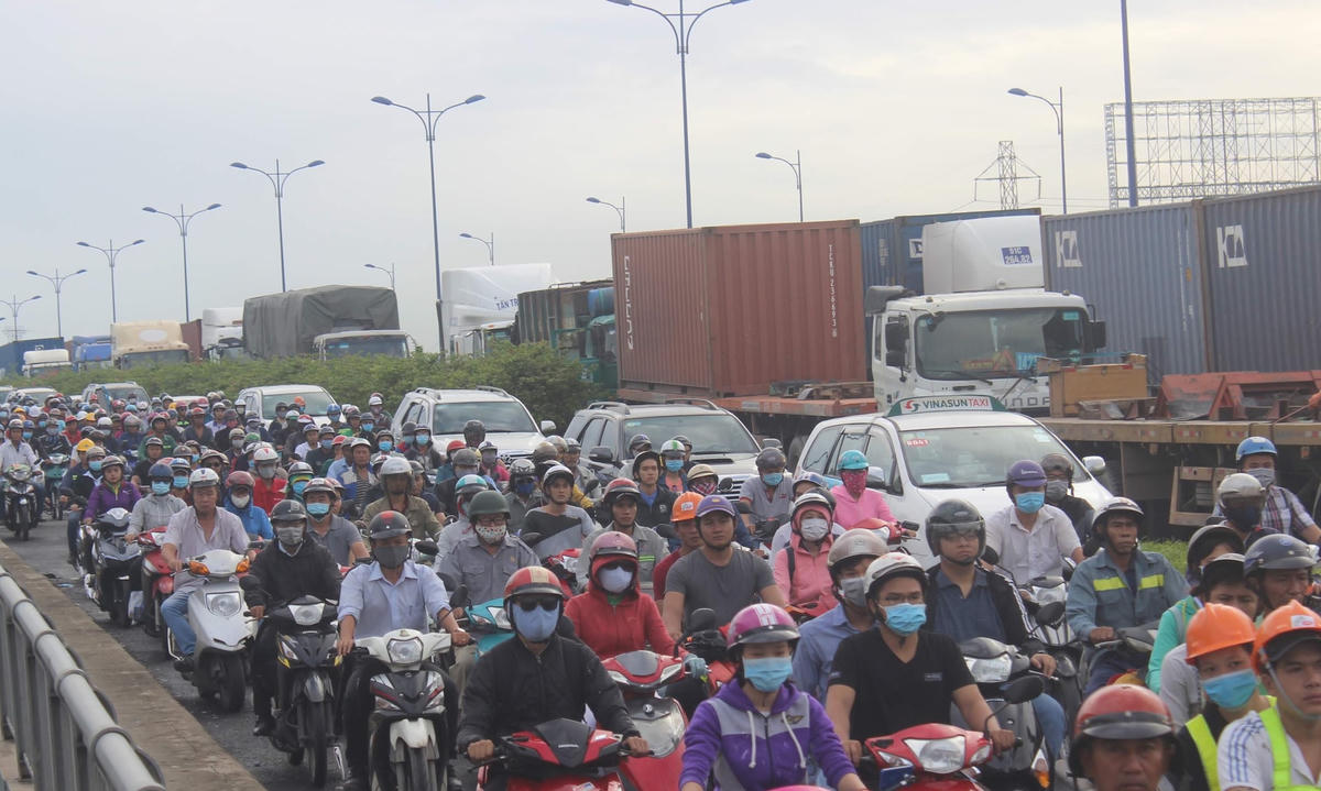 Đường vào cảng Cát Lái thường xuyên ùn tắc.