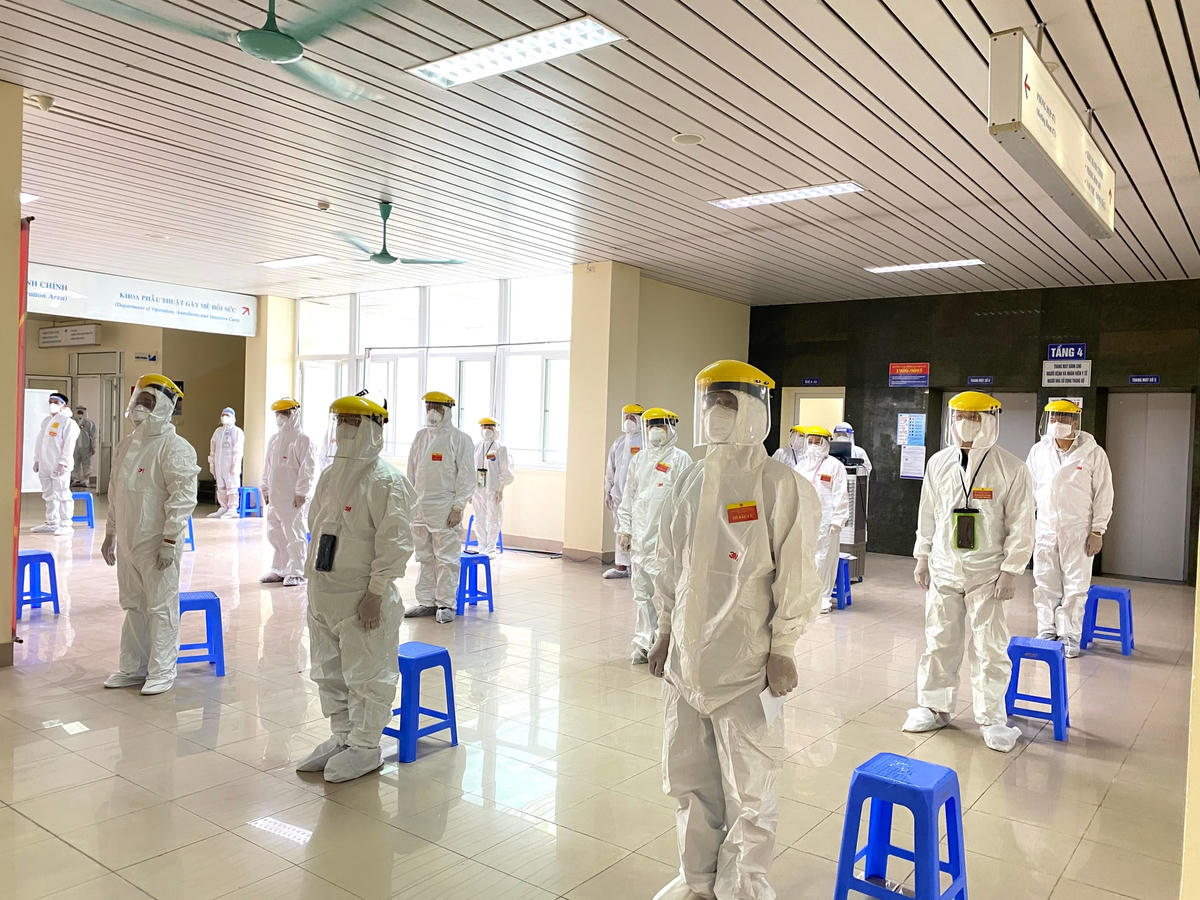 Hình ảnh y bác sĩ, bệnh nhân và người nhà tại Bệnh viện K tham gia bầu cử
