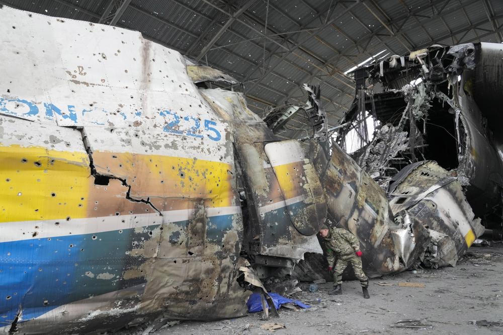 Một đặc công Ukraine tại sân bay Antonov ở Hostomel, ngoại ô Kiev, Ukraine. Ảnh: AP.