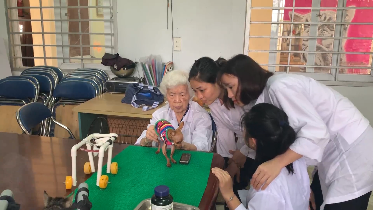 PGS.TS Phạm Thị Xuân Vân cùng các bạn sinh viên ĐH Nông Nghiệp Hà Nội.
