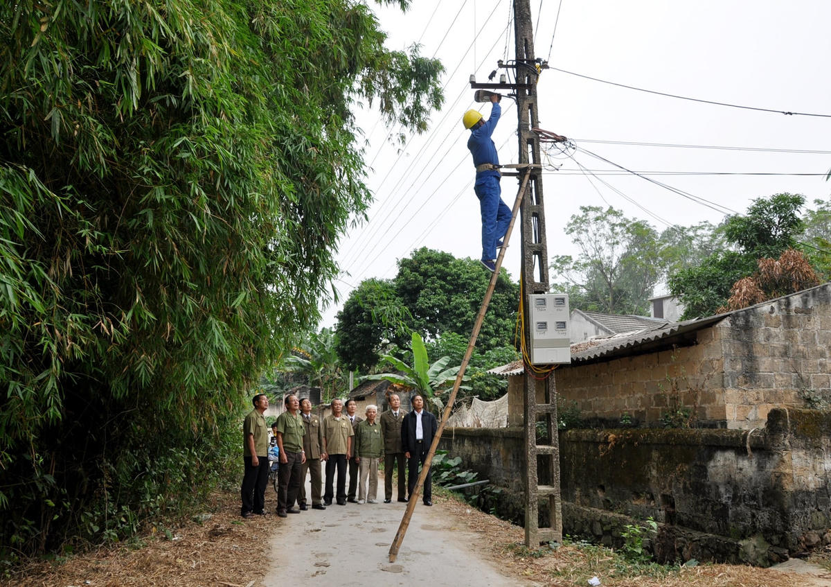 Hội Cựu Chiến binh xã Nguyễn Huệ (TX Đông Triều) triển khai lắp đặt các cụm bóng đèn trên tuyến đường liên thôn.