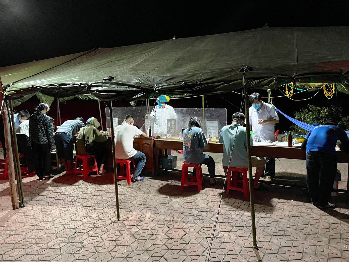 Ban đêm, lượng người, phương tiện qua chốt cũng rất đông.