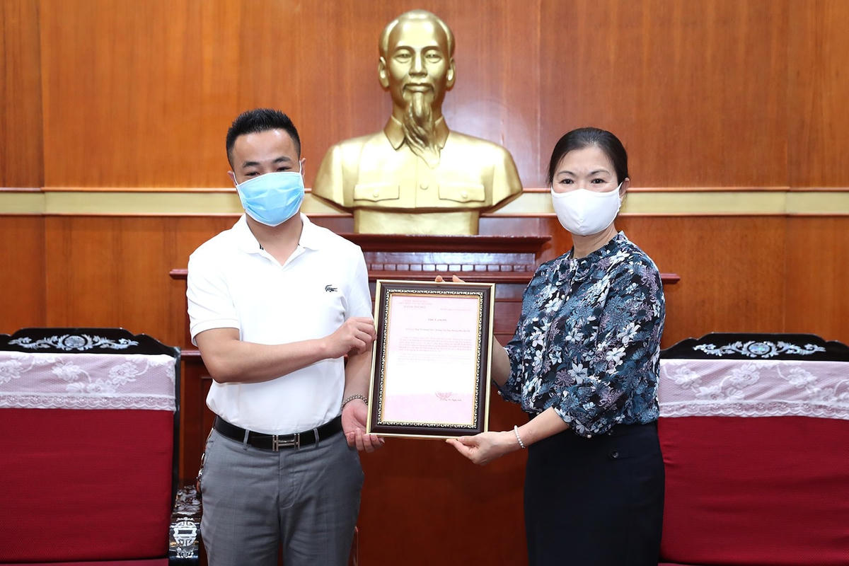 Phó Chủ tịch UBTƯ MTTQ Việt Nam Trương Thị Ngọc Ánh trao thư cảm ơn gia đình ông Nguyễn Xuân Sơn.