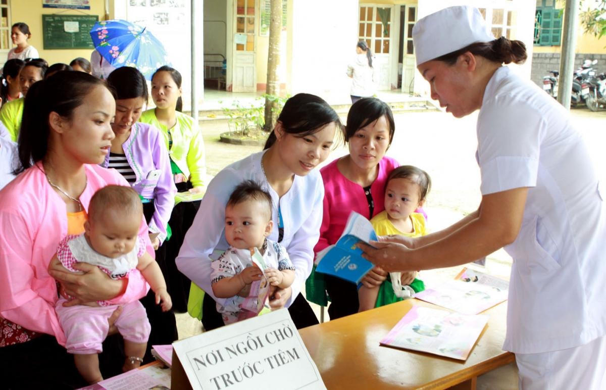 Tiêm vắc xin phòng bạch hầu cho trẻ em trong chương trình tiêm chủng mở rộng.