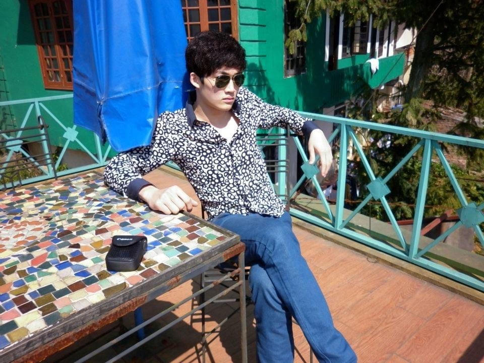 Diễn viên Đình Tú là một trong những nam diễn viên sở hữu vẻ ngoài điển trai, bắt kịp xu hướng thời trang. Nhìn lại ảnh quá khứ của nam diễn viên “Thương ngày nắng về”, nhiều người phát hiện ra anh từng có ký ức đáng nhớ với phong cách đậm chất dân chơi. 