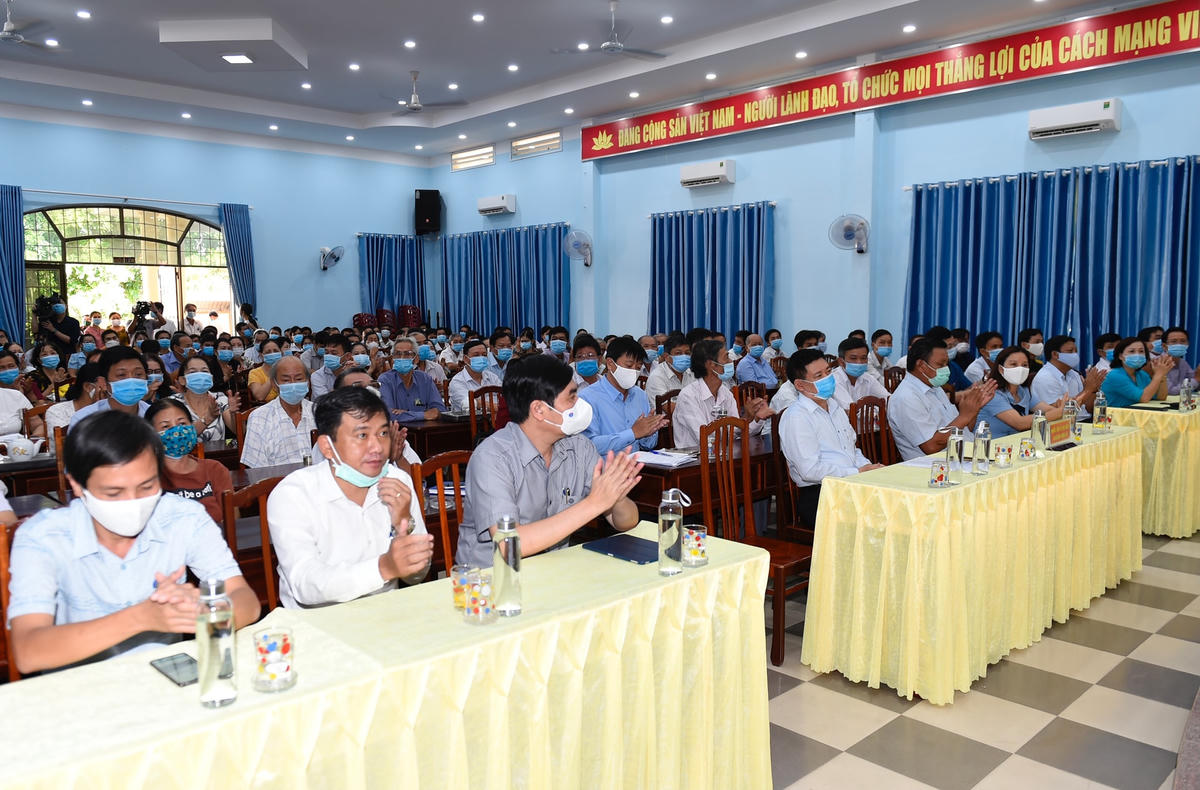 Bộ trưởng Bộ Tài chính Hồ Đức Phớc lắng nghe nhiều ý kiến của cử tri