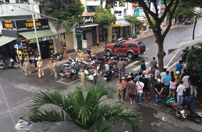 Lực lượng Công an phong tỏa hiện trường để phục vụ điều tra vụ cướp tại chi nhánh ngân hàng Techcombank.