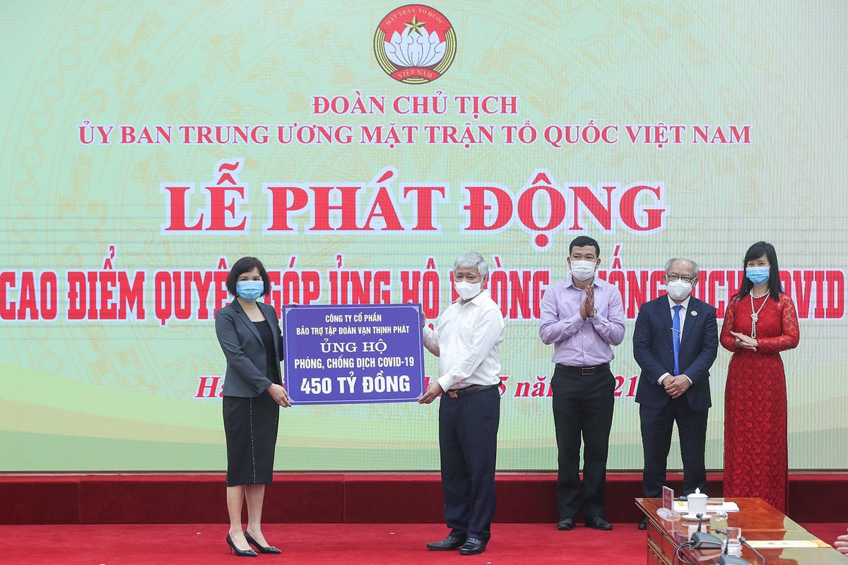 Bí thư Trung ương Đảng, Chủ tịch UBTƯ MTTQ Việt Nam Đỗ Văn Chiến tiếp nhận số tiền 450 tỷ đồng từ Công ty Cổ phần bảo trợ Tập đoàn Vạn Thịnh Phát ủng hộ phòng, chống dịch Covid-19.