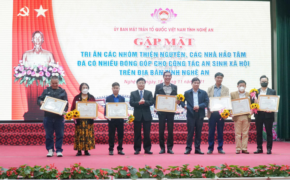 Các tập thể, cá nhân được UBND tỉnh Nghệ An tặng Bằng khen do có nhiều đóng góp cho công tác an sinh xã hội trên địa bàn. Ảnh: Điền Bắc.