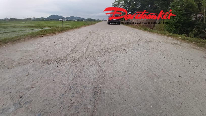 Hiện trạng mặt đường tuyến đê hơn trăm tỷ vừa bàn giao.