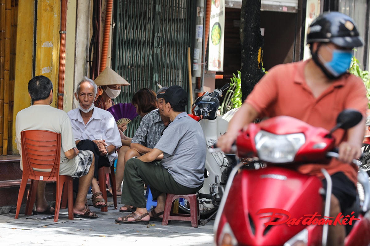 Nhiều người dân vẫn tụ tập ngoài vỉa hè mà không cần khẩu trang, không cần giãn cách.