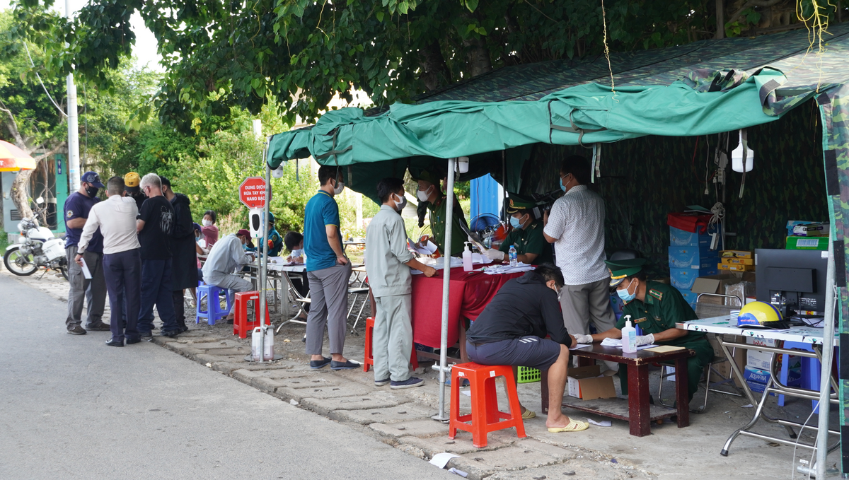 Chốt kiểm soát tại cầu Cỏ May hoạt động trước 14/7 - Ảnh: Hữu Vinh.