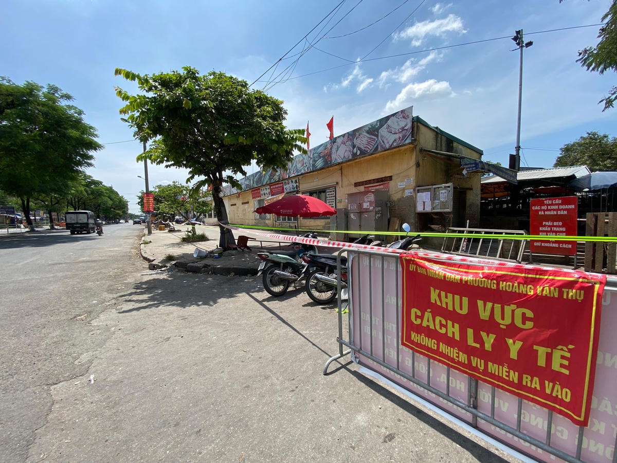 Lực lượng chức năng đã tiến hành đặt hàng rào chắn.