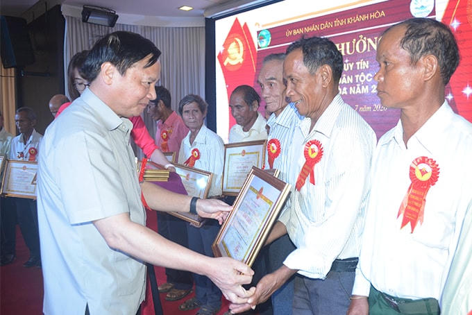 Ông Nguyễn Khắc Định, Bí thư Tỉnh ủy Khánh Hòa trao Bằng khen của UBND tỉnh cho người có uy tín trong đồng bào DTTS.