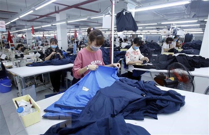 Sản xuất sản phẩm may mặc xuất khẩu. Ảnh: TTXVN.