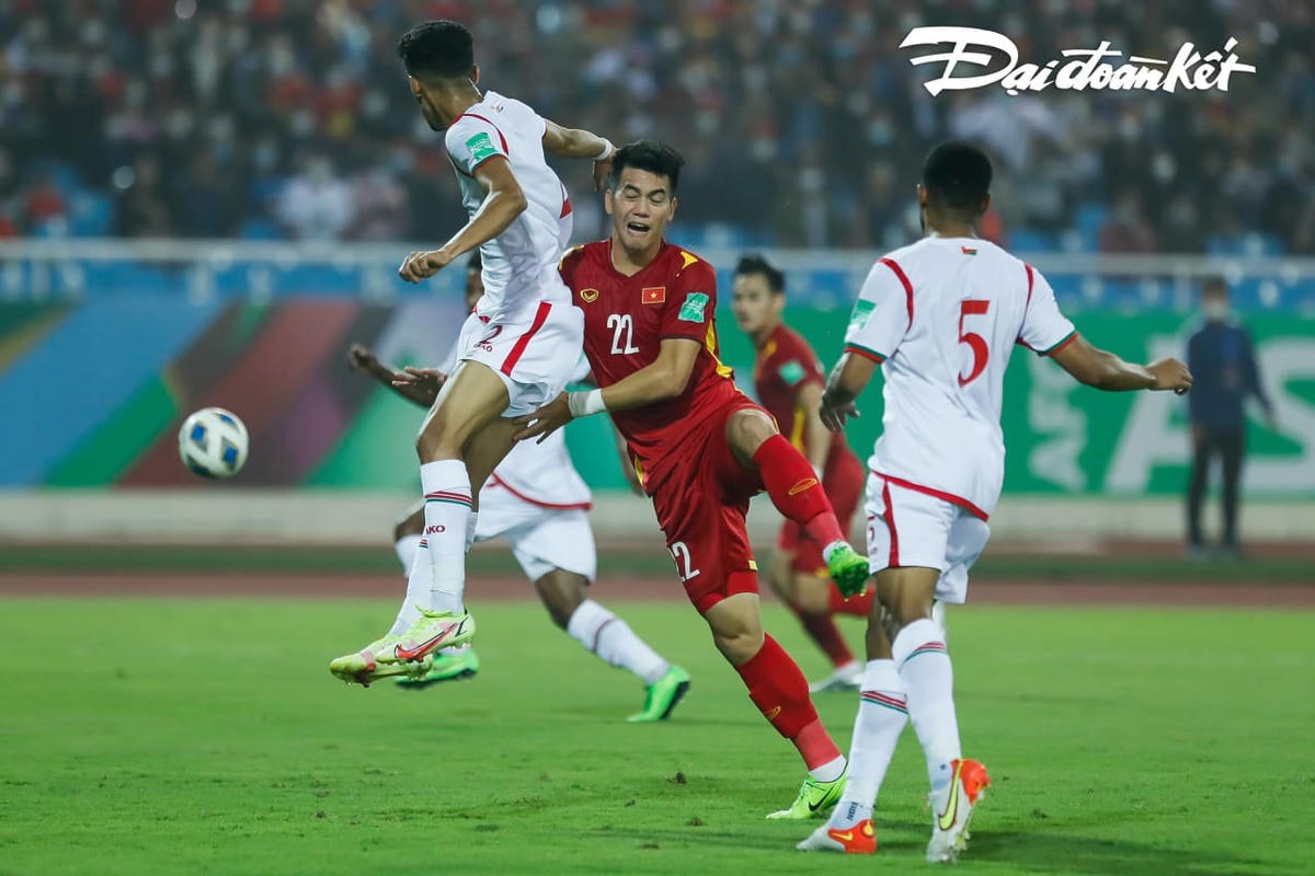Tiến Linh luôn bị kèm sất sát. Ảnh: Quang Vinh.