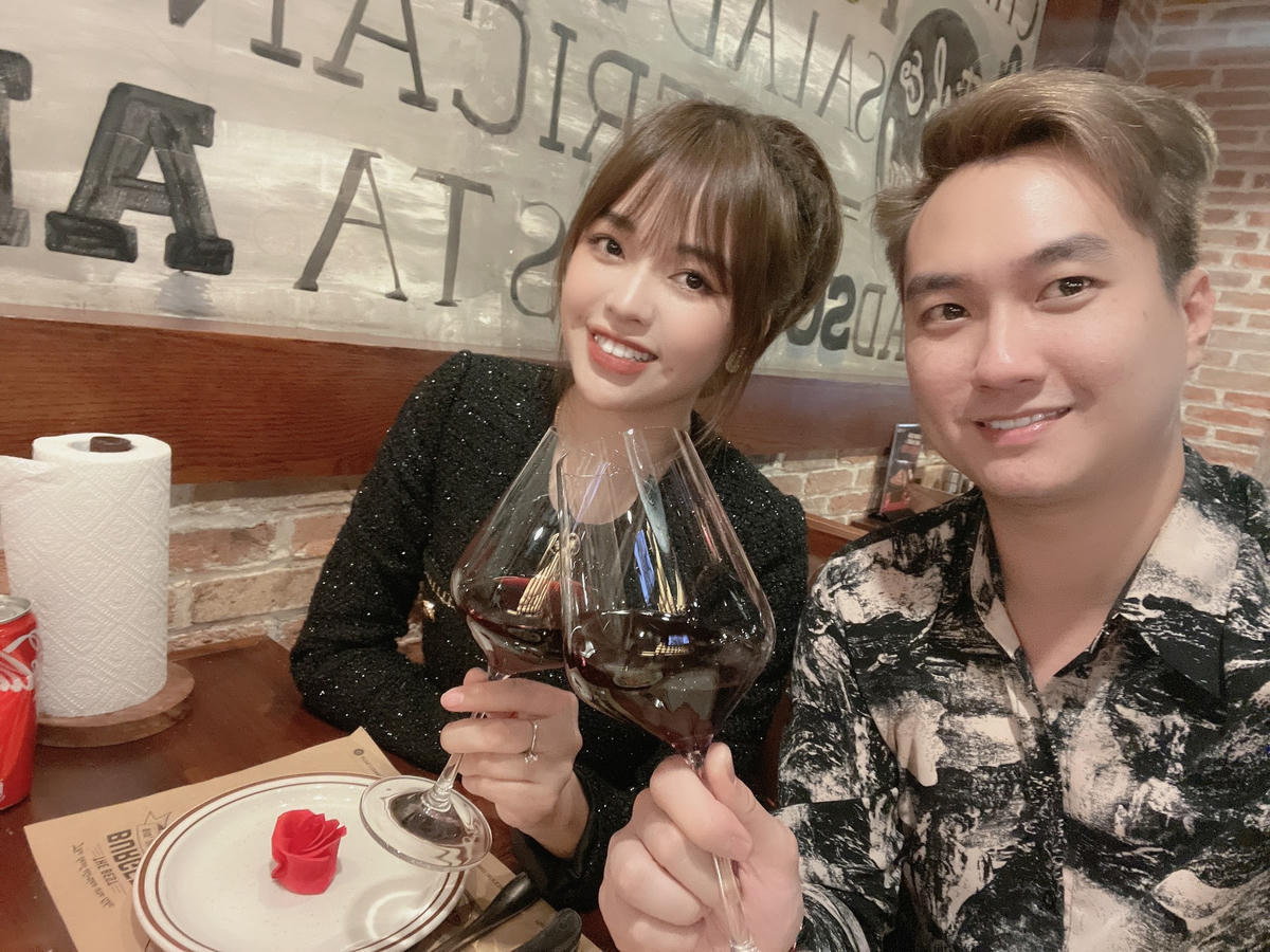 Anh Tuấn và bạn gái dành cho nhau những giây phút ngọt ngào. 