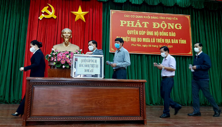 Ban Thường vụ Tỉnh ủy và lãnh đạo các cơ quan quyên góp, ủng hộ đồng bào bị thiệt hại do mưa lũ trên địa bàn tỉnh Phú Yên sau lễ phát động.