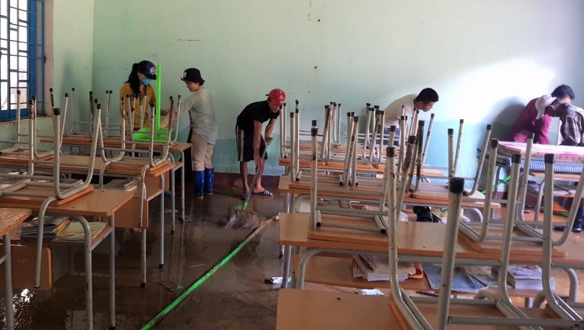 Thầy cô Trường tiểu học Trà Leng dọn dẹp bùn đất trong phòng học.