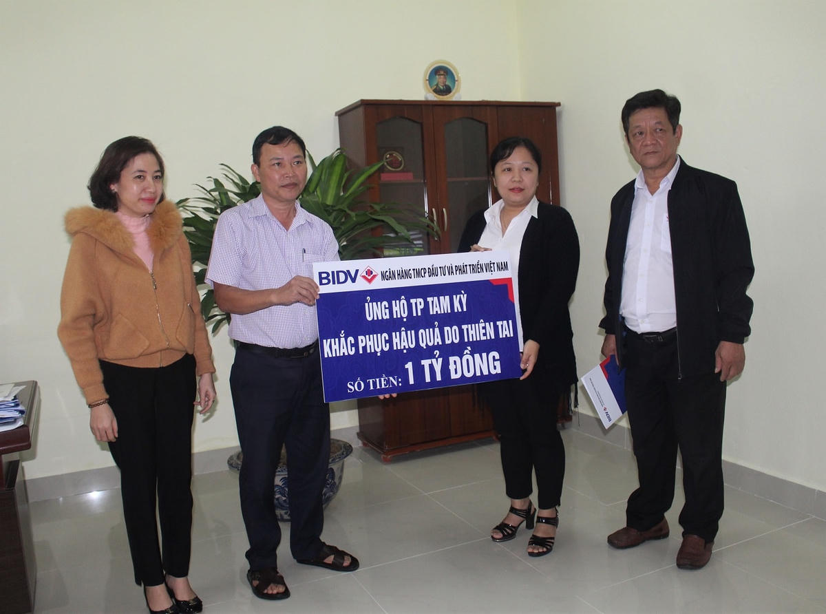 Mặt trận TP Tam Kỳ tiếp nhận 1 tỷ đồng ủng hộ nhân dân bị thiệt hại do thiên tai.