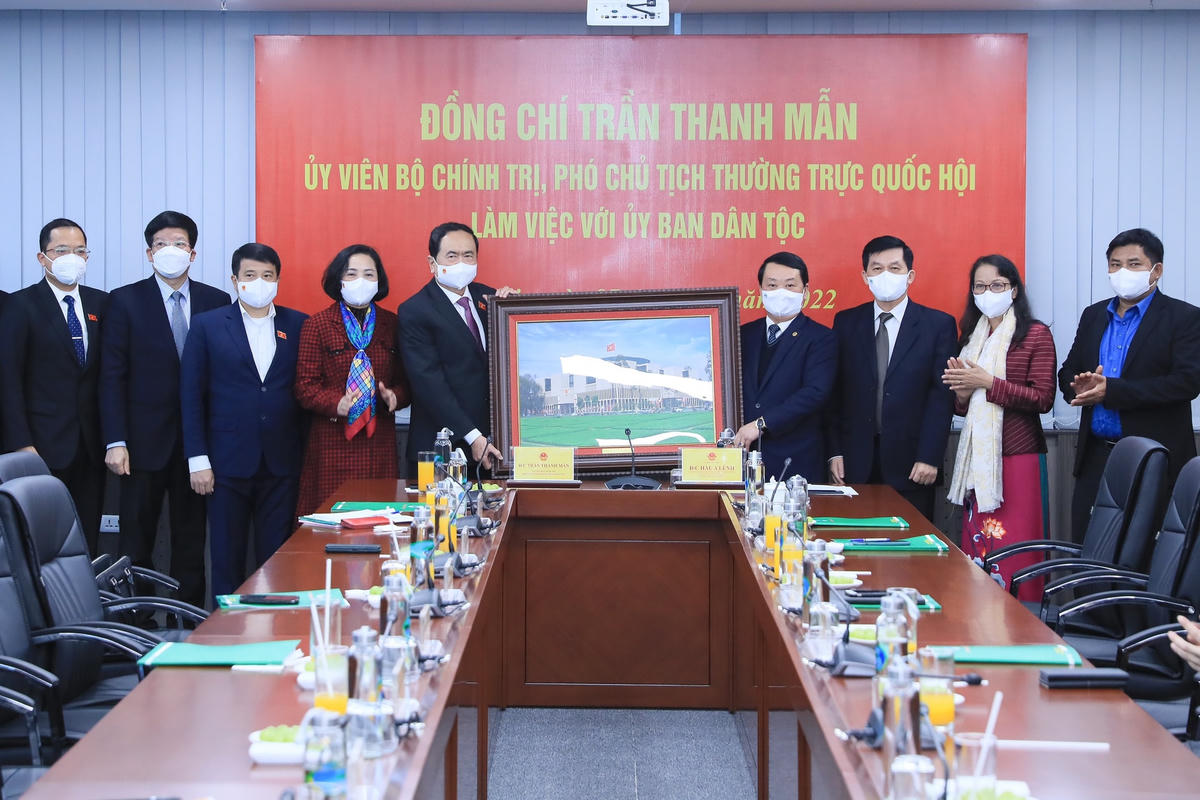 Phó Chủ tịch Thường trực Quốc hội Trần Thanh Mẫn tặng tranh lưu niệm cho UBDT. Ảnh: Quang Vinh.