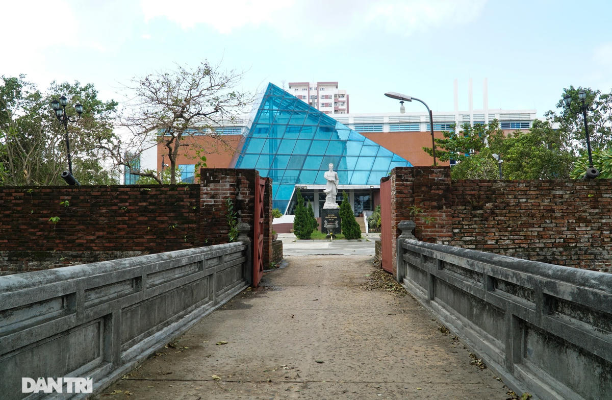 Chiêm ngưỡng cổ thành với tường cao, hào sâu giáp biển Đà Nẵng