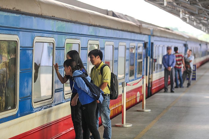 Hành khách đi tàu ở ga Sài Gòn. Ảnh: CTV.