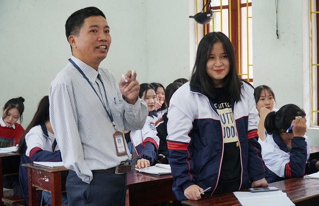 Nhiệt tình, trách nhiệm, phương pháp truyền tải dễ hiểu nhưng thầy Đông cũng nổi tiếng nghiêm khắc với học trò.  
