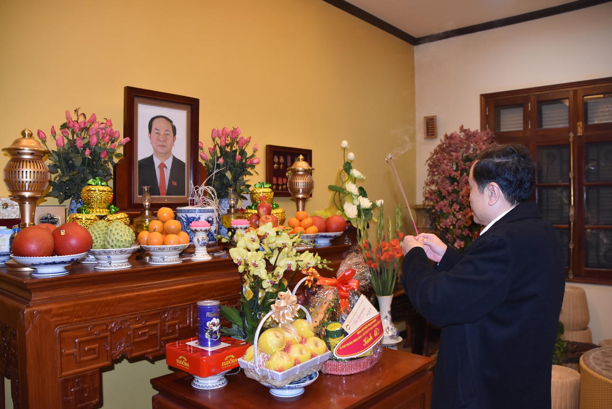 Chủ tịch Trần Thanh Mẫn thắp hương tưởng nhớ cố Chủ tịch nước Trần Đại Quang.