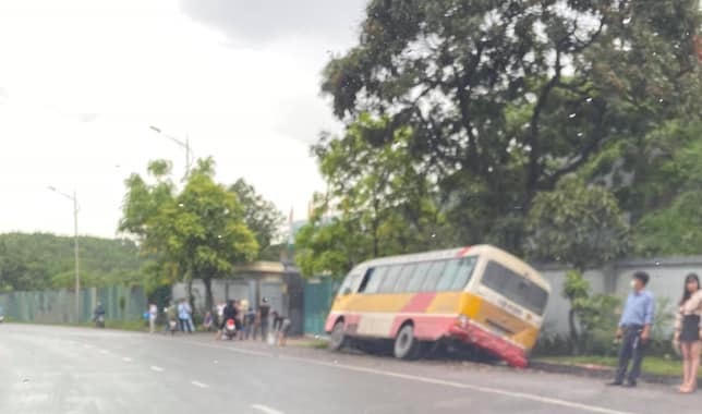 Hiện trường vụ xe khách đâm vào đuôi xe buýt khiến hai phụ nữ bị thương